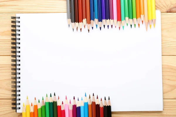Crayons Couleur Avec Cahier Sur Table Bois Marron — Photo