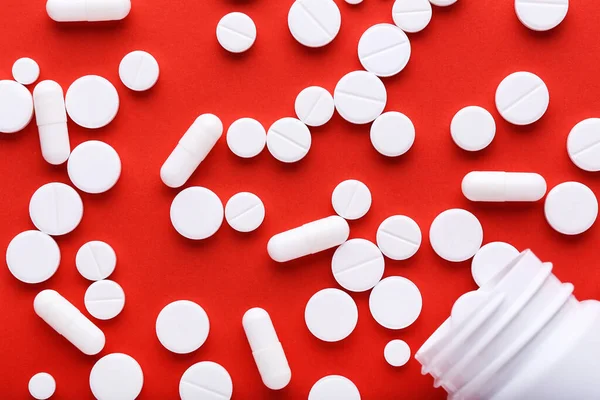 Gyógyszer Tabletták Üveg Piros Alapon — Stock Fotó