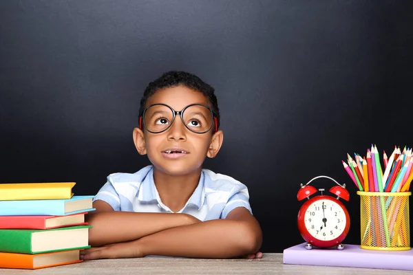 Jonge Afro Amerikaanse Schooljongen Zit Aan Het Bureau Met Boeken — Stockfoto