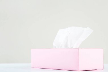 Gri arkaplanda peçete kutusu