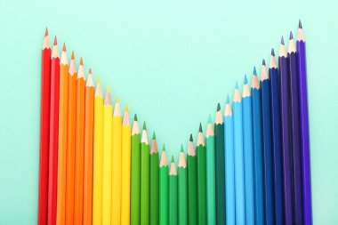 Naneli arkaplanda renkli kalemler