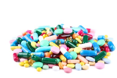 Beyaz arkaplanda izole edilmiş renkli haplar