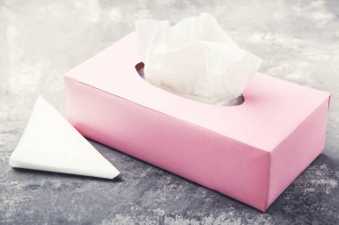 Gri arkaplanda kağıt peçete kutusu