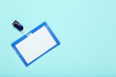 Mavi arkaplanda boş beyaz paket