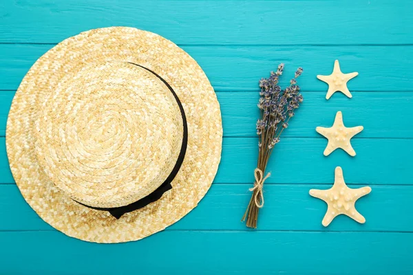 Chapéu Palha Verão Com Estrelas Mar Flores Lavanda Fundo Madeira — Fotografia de Stock