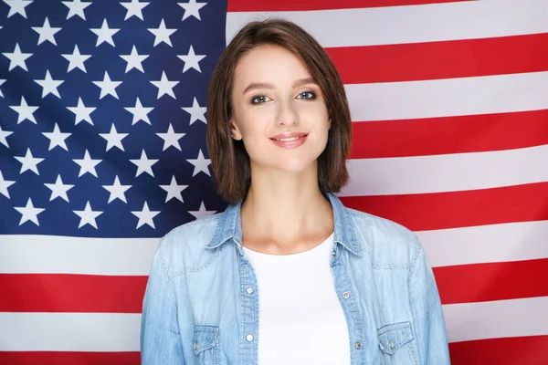 Bella Giovane Donna Piedi Sfondo Bandiera Americana — Foto Stock