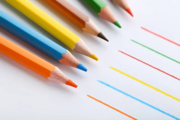 Creioane Colorate Fundal Alb — Fotografie, imagine de stoc