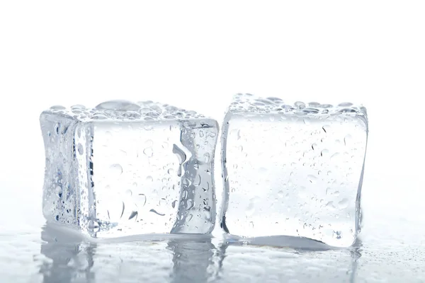 Cubitos Hielo Con Gotas Agua Sobre Fondo Blanco —  Fotos de Stock