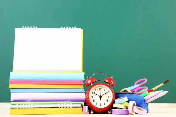 Material Escolar Con Bloc Notas Blanco Sobre Fondo Pizarra —  Fotos de Stock