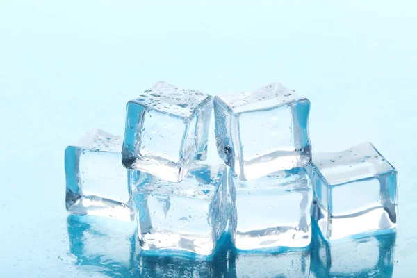 Ledové Kostky Kapkami Vody Modrém Pozadí — Stock fotografie