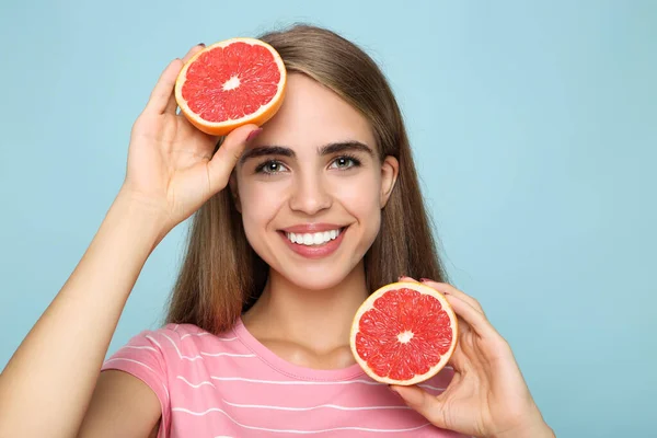 Jong Meisje Met Verse Grapefruit Blauwe Achtergrond — Stockfoto