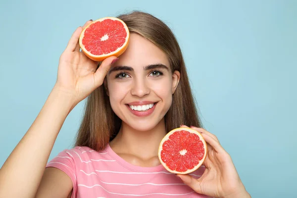 Jeune Fille Avec Pamplemousse Frais Sur Fond Bleu — Photo