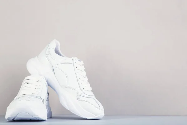 Gri Arkaplanda Bir Çift Beyaz Ayakkabı — Stok fotoğraf