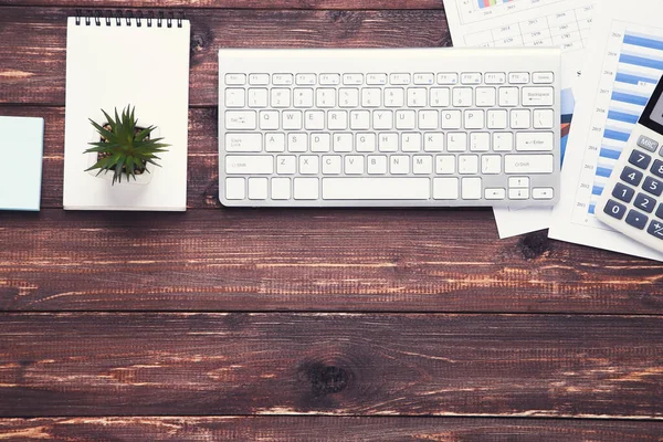Computertastatur Mit Bürobedarf Und Grünpflanzen Auf Braunem Holztisch — Stockfoto