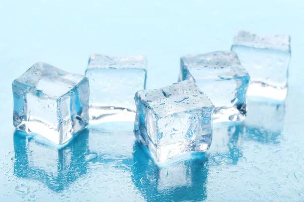Eiswürfel Mit Wassertropfen Auf Blauem Hintergrund — Stockfoto