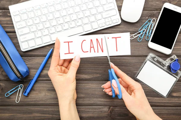 Manos Femeninas Usando Tijeras Para Cortar Palabras Que Puedo Teclado —  Fotos de Stock