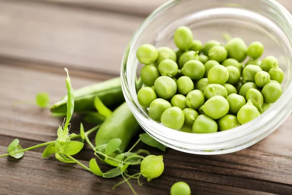 Guisantes Frescos Tazón Con Tallos Verdes Sobre Mesa Madera Marrón — Foto de Stock