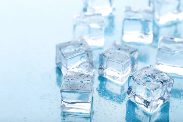 Cubos Gelo Com Gotas Água Fundo Azul — Fotografia de Stock