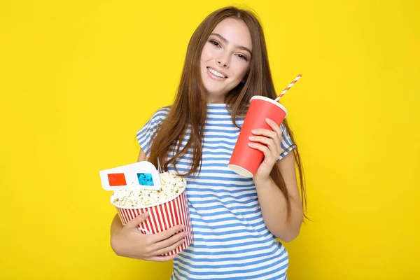 Krásná Dívka Drží Vědro Popcornu Pití Žlutém Pozadí — Stock fotografie