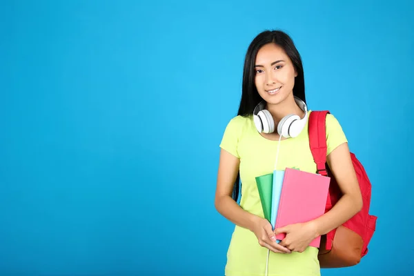 Mujer Joven Con Libros Auriculares Mochila Sobre Fondo Azul — Foto de Stock