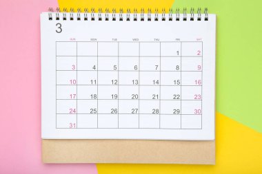 Renkli arkaplanda kağıt takvim sayfası