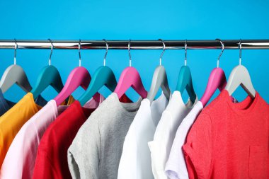 Mavi arka planı olan ahşap askılar.