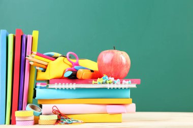 Tahta üzerine okul malzemeleri