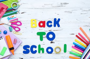 Okula beyaz ahşap masadaki kırtasiyeyle dön.