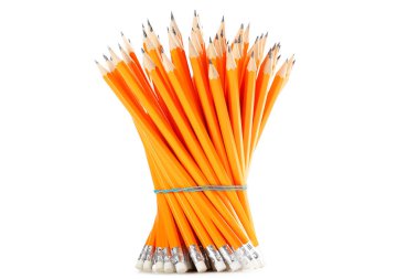 Beyaz arkaplanda izole edilmiş bir grup sarı kalem.