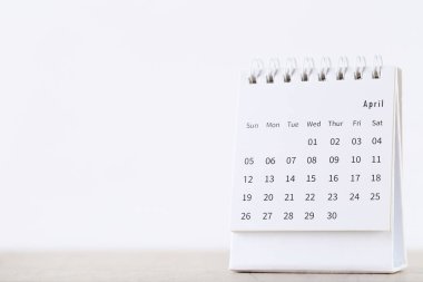 Beyaz arkaplanda kağıt takvim sayfası