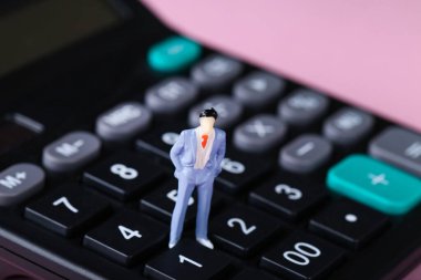 Pembe arka planda hesap makinesi olan minyatür insanlar