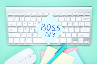 Mavi arkaplanda etiket, fare ve klavye ile metin Patronları Günü