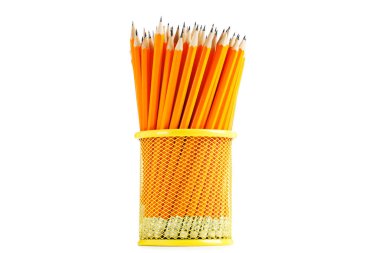 Beyaz arkaplanda izole edilmiş metal bardaktaki sarı kalemler.