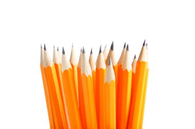 Beyaz arkaplanda izole edilmiş bir grup sarı kalem.