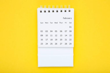 Sarı arkaplanda kağıt takvim sayfası