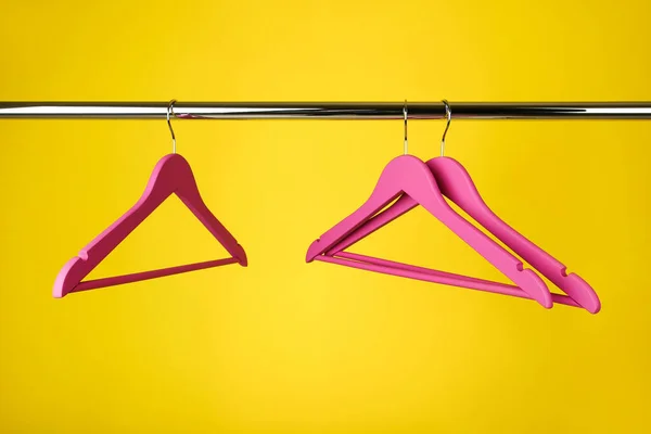 Roze Kleerhangers Gele Achtergrond — Stockfoto