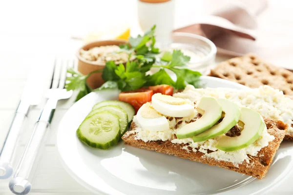 Broodje Met Roomkaas Eieren Groenten Witte Houten Tafel — Stockfoto