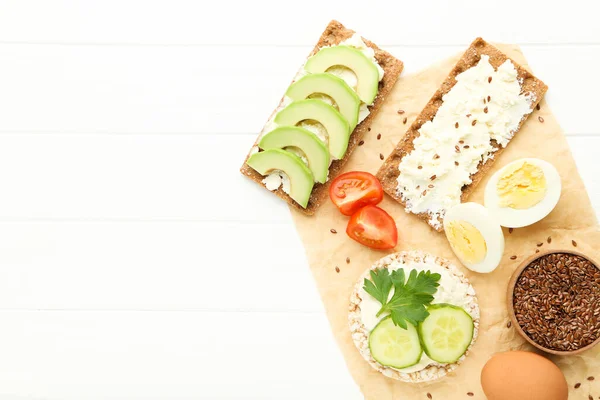 Knäckebröd Med Färskost Ägg Och Grönsaker Vitt Träbord — Stockfoto