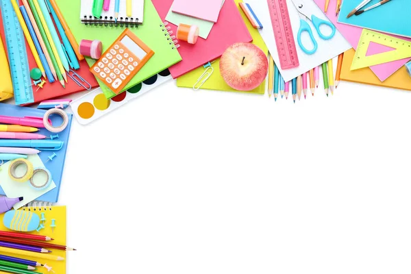 Farklı okul malzemeleri beyaz arka planda izole edilmiş.