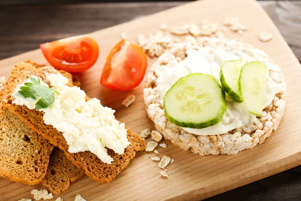 Knäckebröd Med Färskost Och Grönsaker Träskiva — Stockfoto