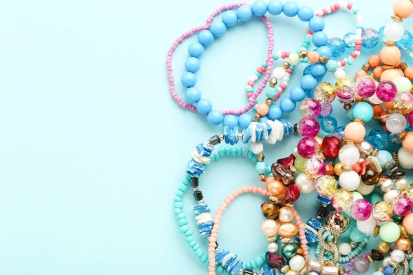 Bracelets Colorés Sur Fond Bleu — Photo