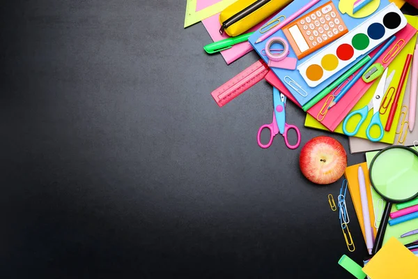 Tahta üzerinde farklı okul malzemeleri var.