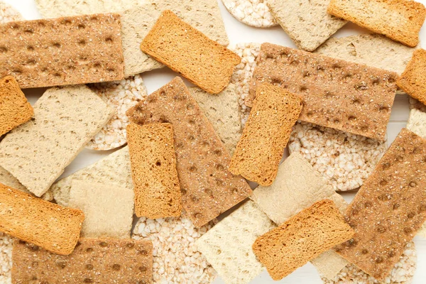 Beyaz ahşap masada çavdar ekmeği