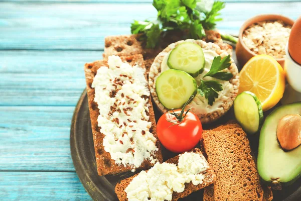 Knäckebröd Med Färskost Grönsaker Och Ägg Blått Träbord — Stockfoto