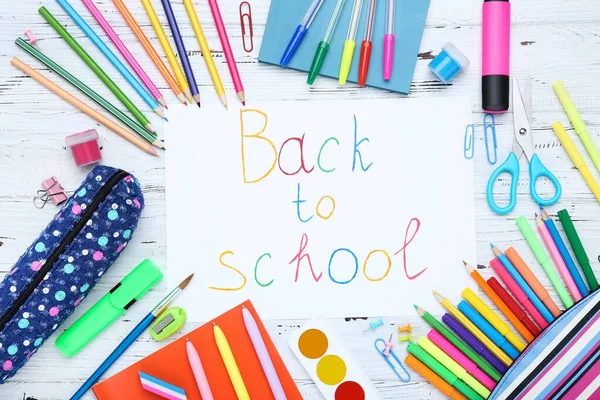 Okula beyaz ahşap masadaki kırtasiyeyle dön.