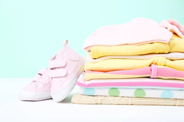 Différents Vêtements Pliés Pour Bébés Avec Paire Chaussures Sur Fond — Photo