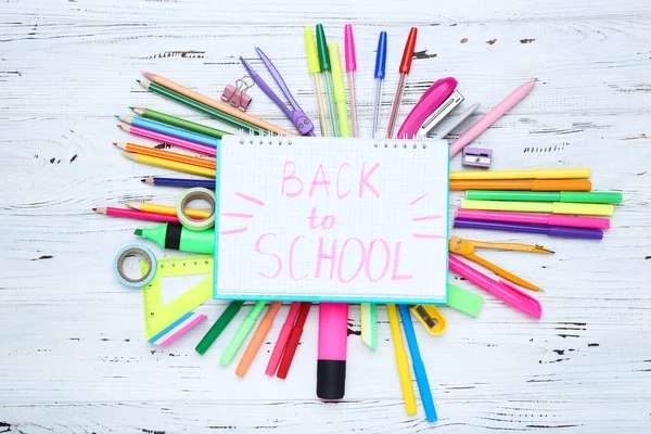 Texte Retour École Avec Papeterie Sur Table Bois Blanc — Photo