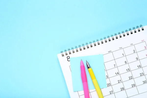 Pagina Del Calendario Con Note Adesive Penne Sfondo Blu — Foto Stock