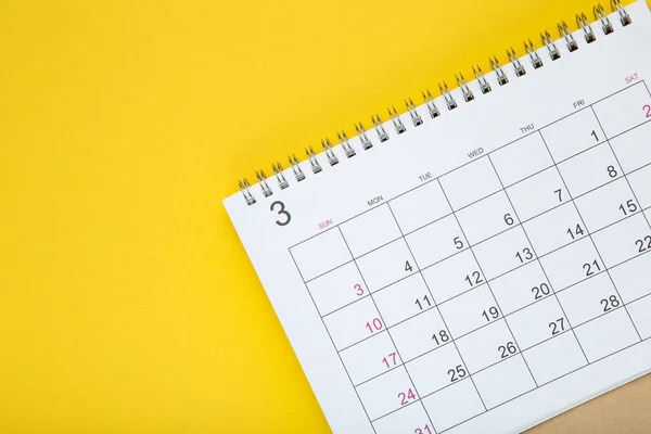 Papier Kalenderblatt Auf Gelbem Hintergrund — Stockfoto