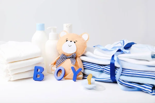 Roupas Bebê Dobradas Com Fraldas Chupeta Brinquedo Urso Macio — Fotografia de Stock